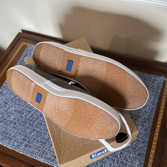 Kids gray women’s 6 1/2 medium sneakers brand new never worn - Picture 3 of 3